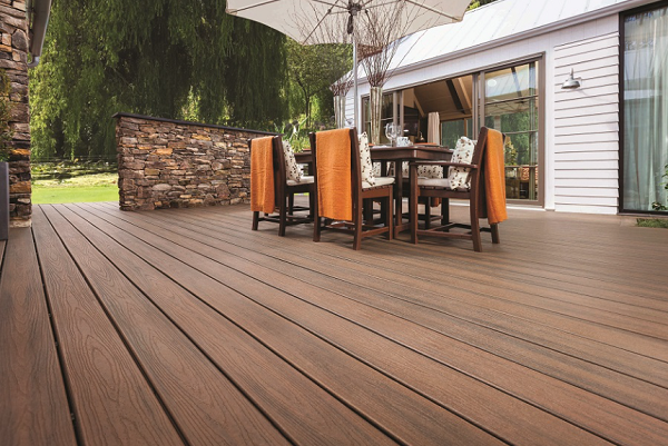 Sàn gỗ nhựa ngoài trời chống trơn trượt và độ bền cao trong mọi điều kiện thời tiết.