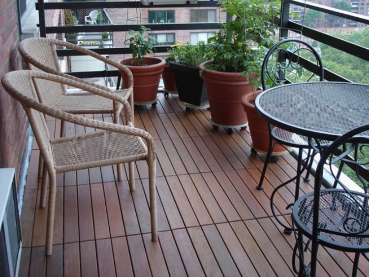 Ban công lót sàn nhựa