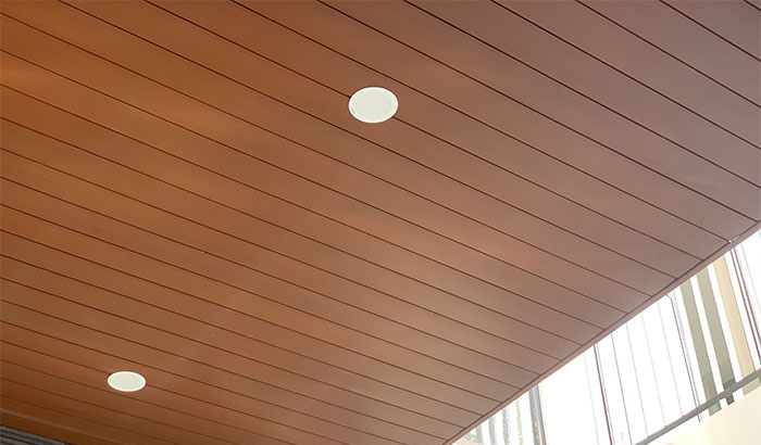 Khi sử dụng và bảo quản tấm xi măng giả gỗ ốp trần, cần vệ sinh định kỳ và tránh tiếp xúc với nước lâu để duy trì độ bền và vẻ đẹp.