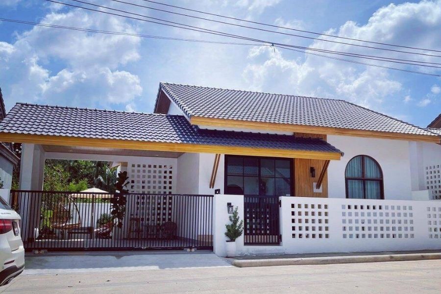 Mẫu hàng rào xi măng đơn giản, hiện đại mang đến vẻ đẹp tinh tế, thanh lịch, phù hợp với không gian sống phong cách tối giản.