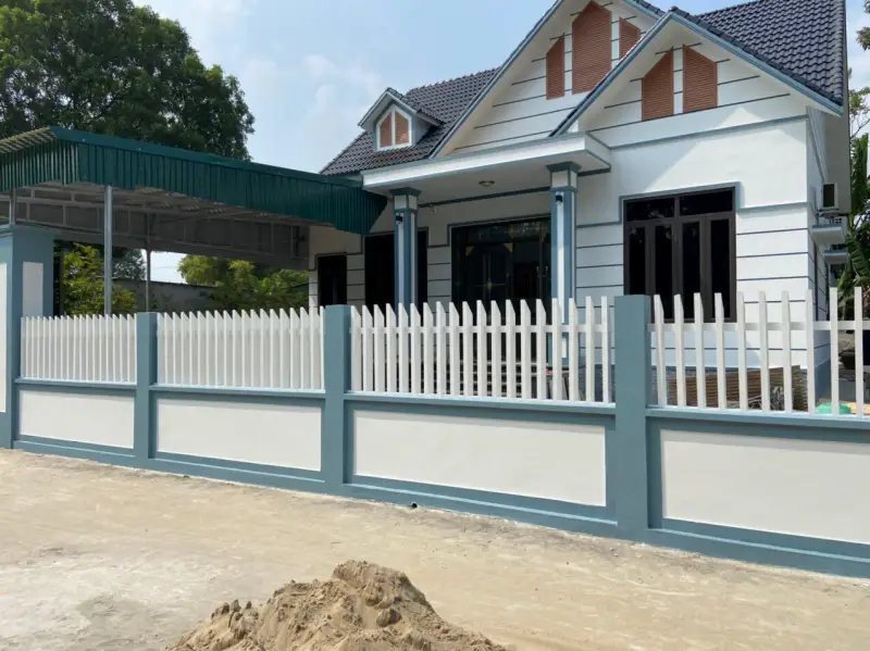 Mẫu hàng rào xi măng nông thôn đẹp mang lại vẻ gần gũi, hòa hợp với không gian làng quê và đồng thời bảo vệ ngôi nhà khỏi các yếu tố bên ngoài.