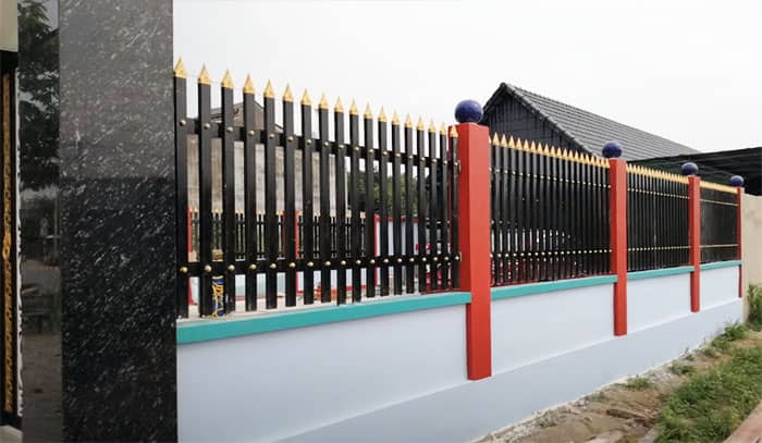 Mẫu hàng rào xi măng sắt hộp đẹp kết hợp sự bền bỉ của xi măng và vẻ hiện đại của sắt hộp, tạo nên sự chắc chắn và thẩm mỹ cho không gian sống.