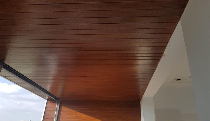 Trang trí ban công ngoài trời giúp nâng tầm không gian, và tấm gỗ xi măng ốp trần là lựa chọn bền đẹp, phù hợp với mọi điều kiện thời tiết.