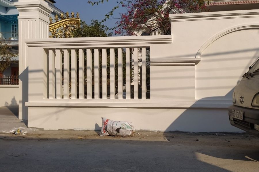 Mẫu hàng rào xi măng đẹp không chỉ nâng cao tính thẩm mỹ mà còn bảo vệ không gian sống cho ngôi nhà.