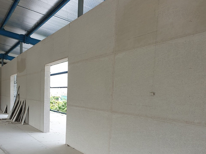 Tấm xi măng ốp được sử dụng cho vách tường ngoài trời nhờ khả năng chống nước, bền vững với thời tiết khắc nghiệt và bảo vệ công trình lâu dài.