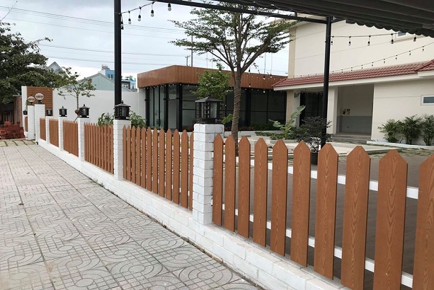 Hàng rào xi măng giả gỗ