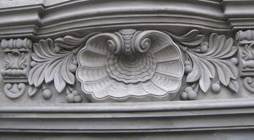 Phào chỉ xi măng bền chắc, chịu lực tốt, thích hợp cho trang trí ngoại thất và công trình lớn