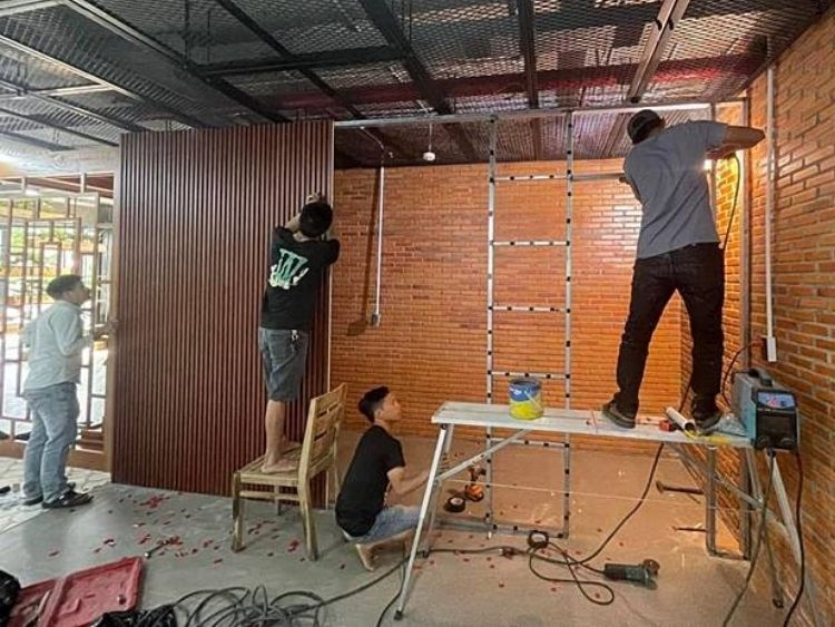 7 bước thi công tấm nhựa giả gỗ ốp tường đơn giản, nhanh gọn