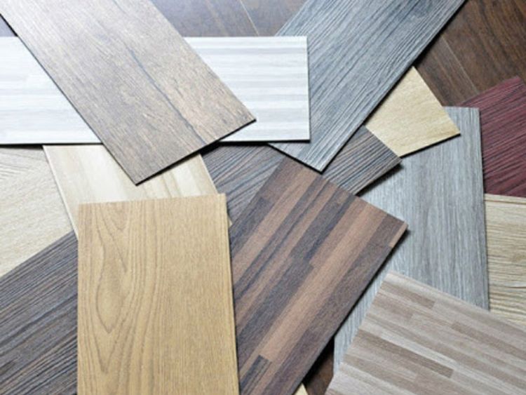 Kiểm tra kỹ độ dày, vân gỗ, lớp phủ chống trầy và khả năng chịu ẩm trước khi chọn mua.