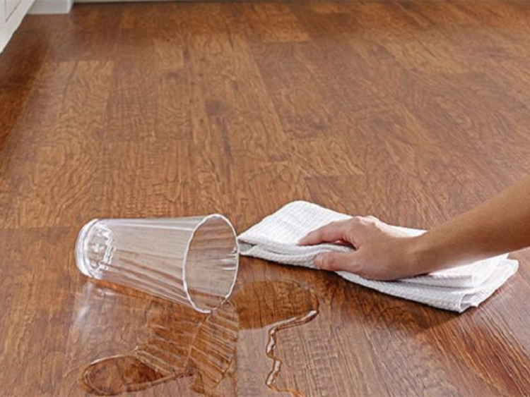 Các tiêu chí quan trọng cần biết để chọn sàn nhựa chống thấm bền – đẹp – an toàn.